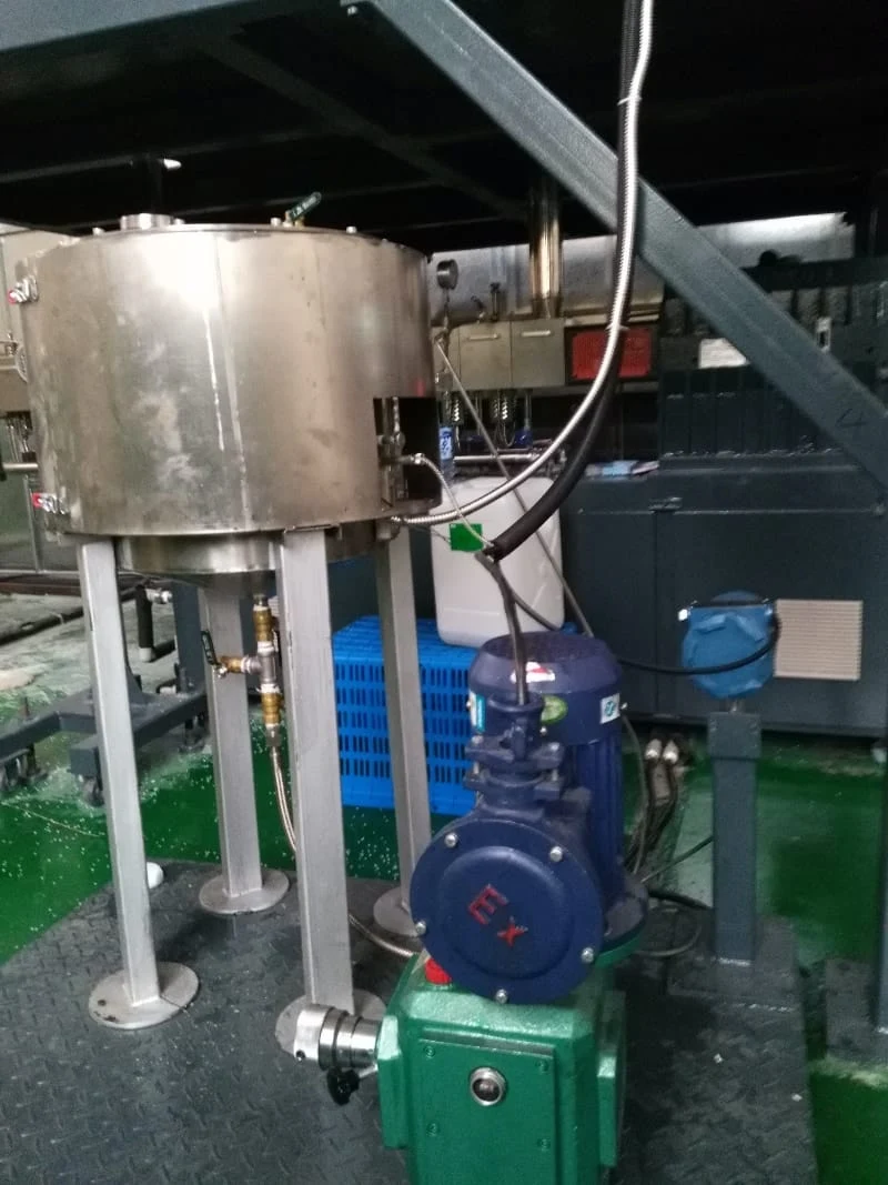 Tanque con agitador y bomba para la solución de MAH y DCP