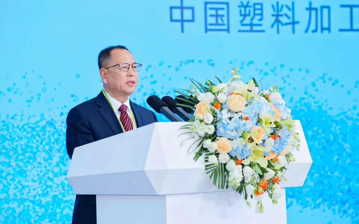 Wang Zhanjie, Chairman of the China Plastic Processing Industry Association, speaking at the ceremony