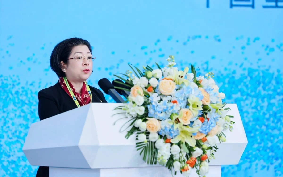 Su Dongping, Executive Vice President of the China Plastics Machinery Industry Association, speaking at the ceremony