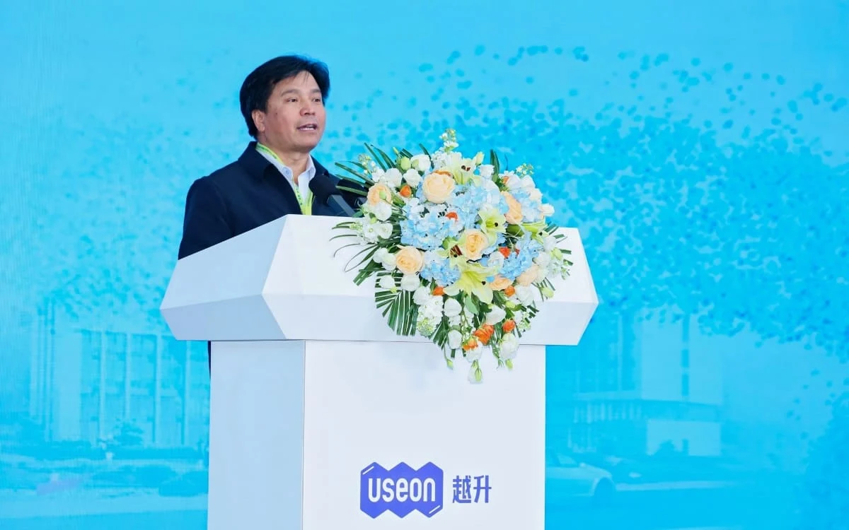 Professor Yang Weimin of Beijing University of Chemical Technology speaking at the ceremony