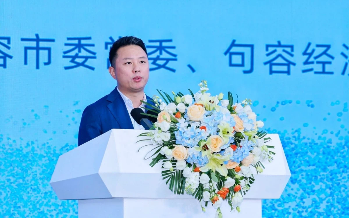 Min Jia of the Jurong Economic Development Zone speaking at the ceremony