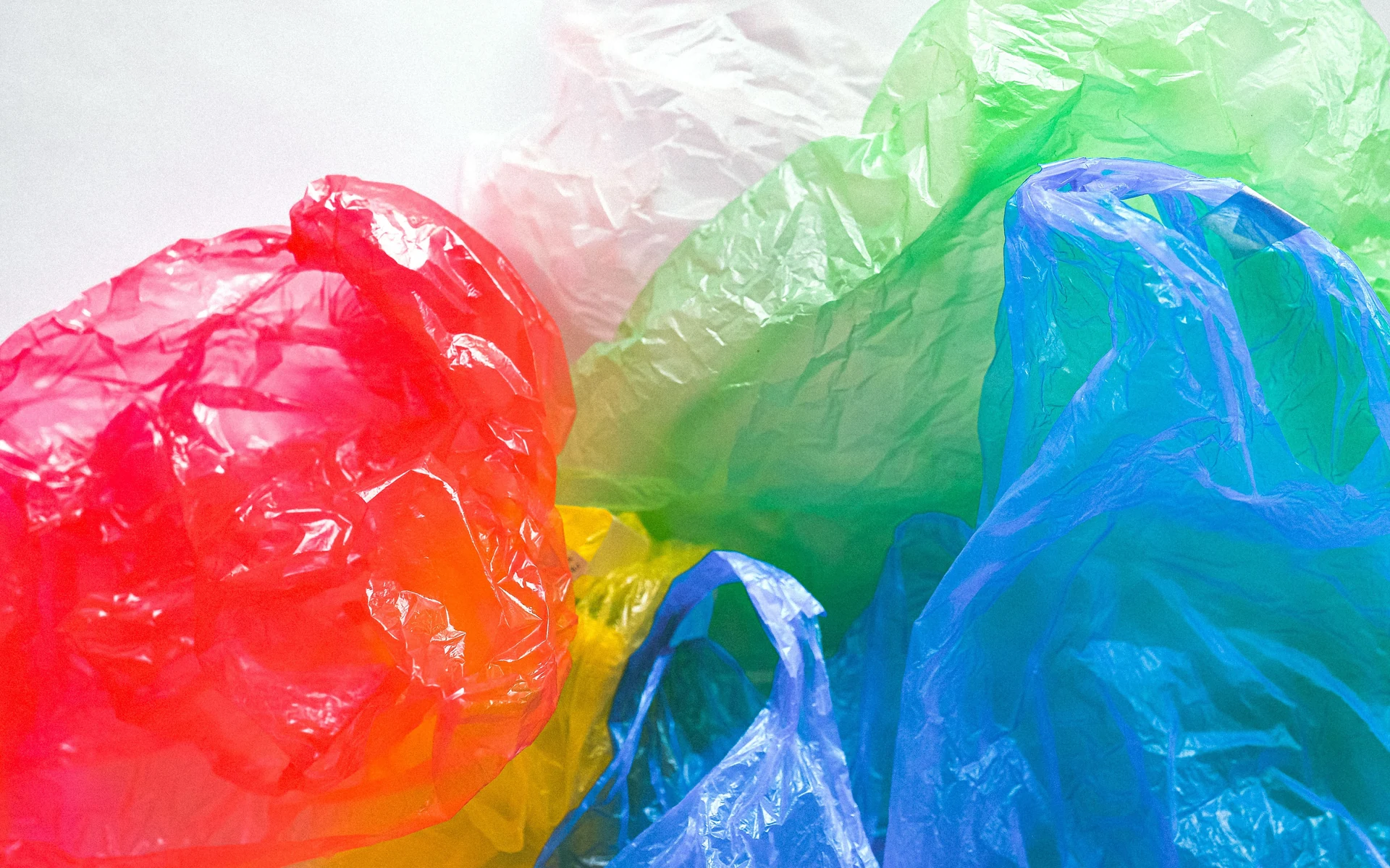 Primer plano de bolsas de película plástica delgada de colores