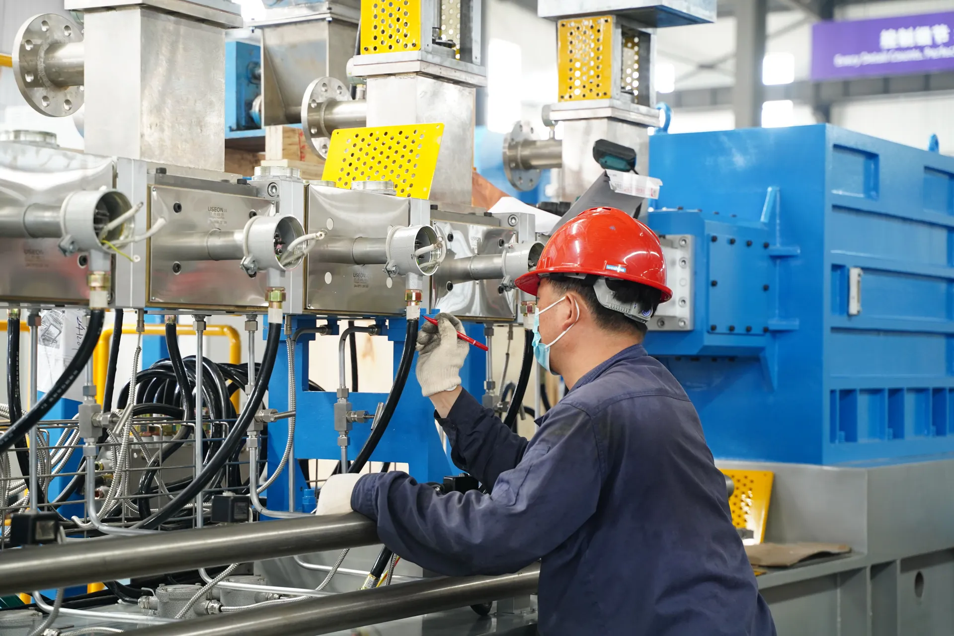 Fitting and wiring the barrel section of a compounding line