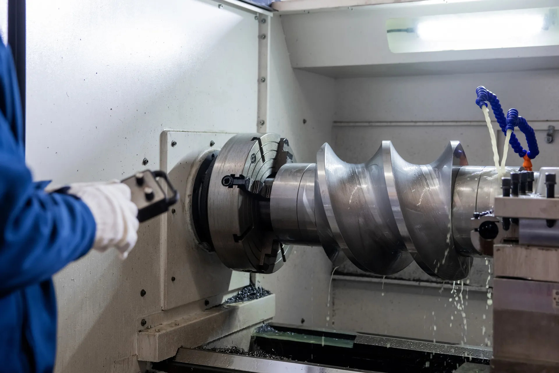 Turning a large screw element for the SAT360 on a lathe