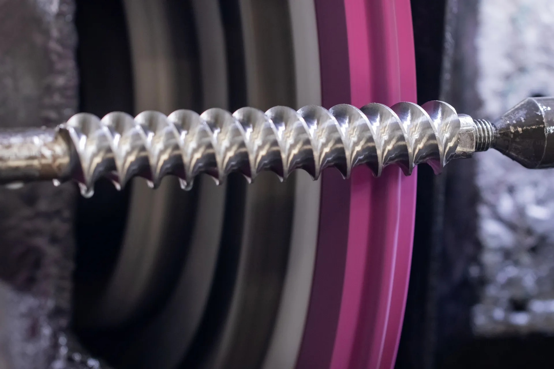 Profile grinding of screw element flights