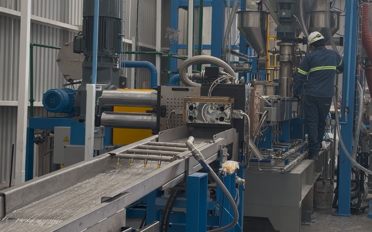 1200 kg/h rPET bottle flakes recycling and pelletizing line in North America